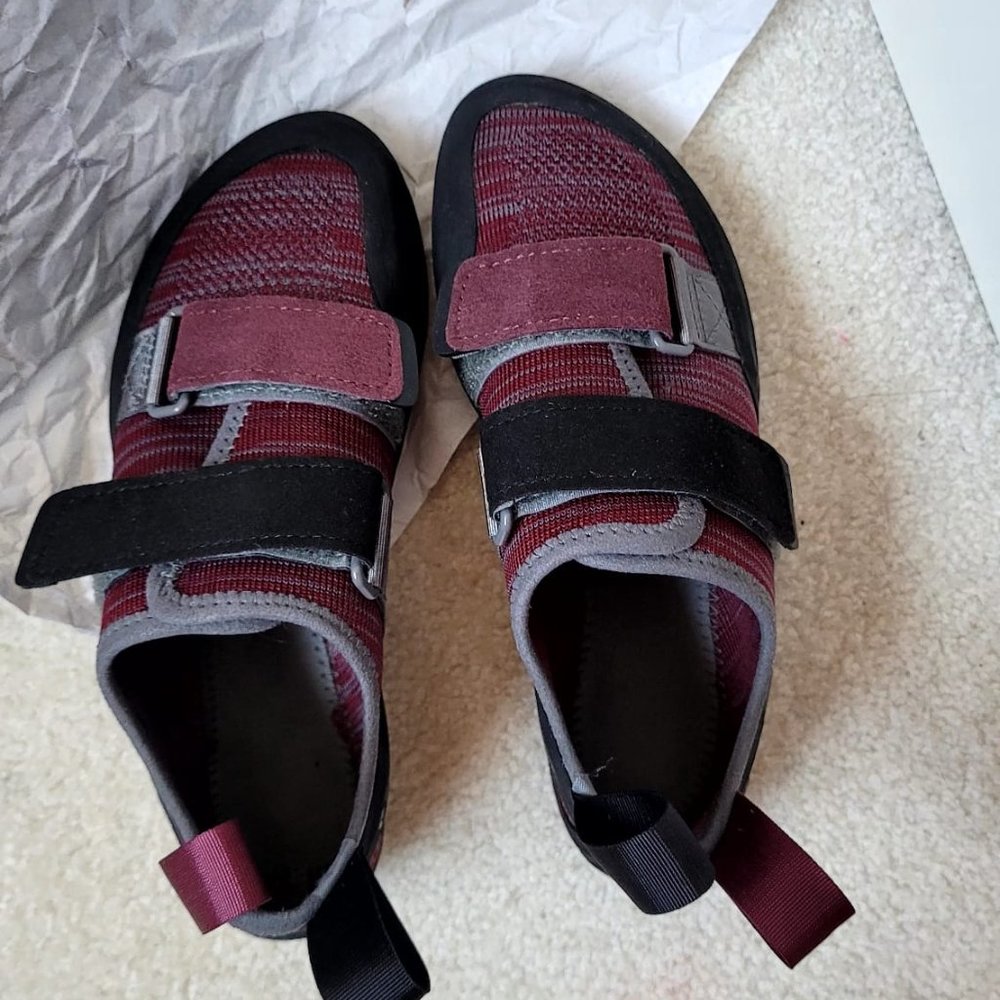 NEW Momentum climbing/bouldering shoes - Size 6